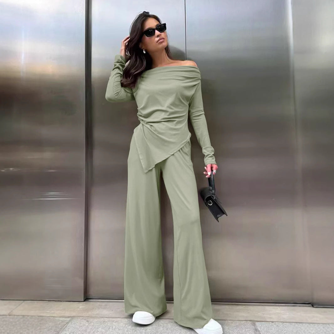 Damset i stickat tyg – Off-shoulder topp med asymmetrisk fåll – Vida byxor