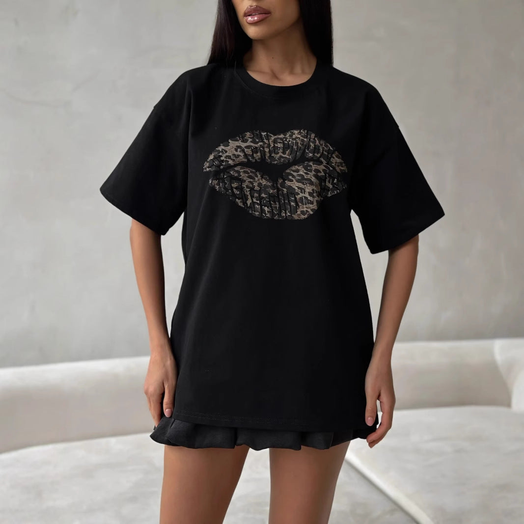 Dam T-shirt – Lös Passform – Bomullsblandning – Leopardmönstrat Läpptryck – Kortärmad