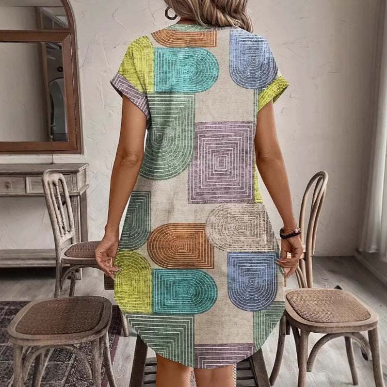 Damklänning v-ringad – Avslappnad passform – Kort ärm – Geometriskt mönster – Andningsbart tyg