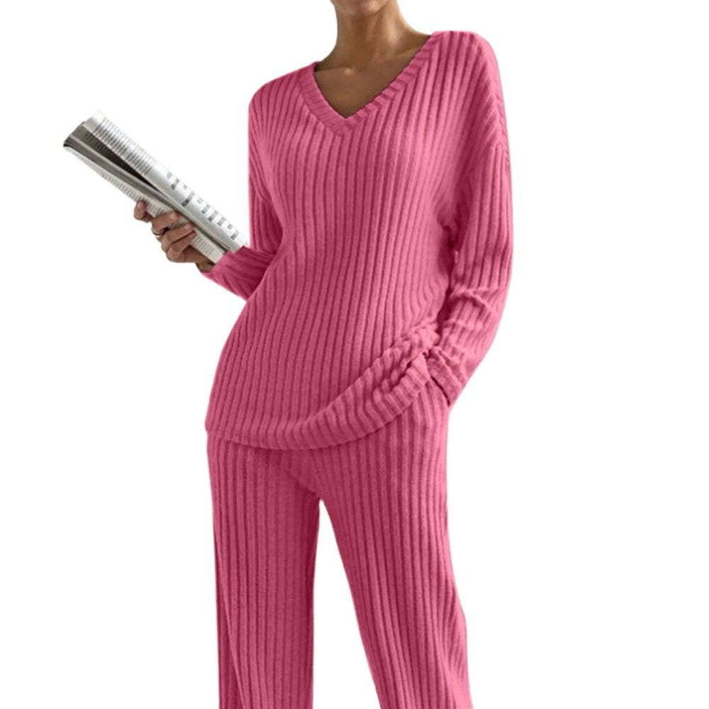 Damset i stickat – Ribbad V-ringad topp – Avslappnad passform – Raka byxor