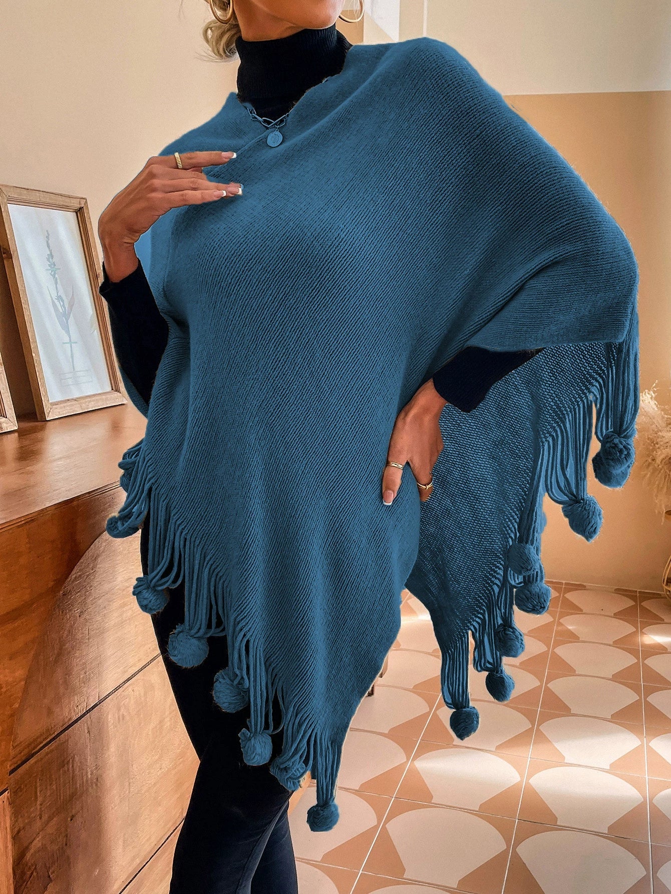 Dam Cape Poncho – Stickad – Avslappnad Passform – Tofsar med Fuskpälsbollar