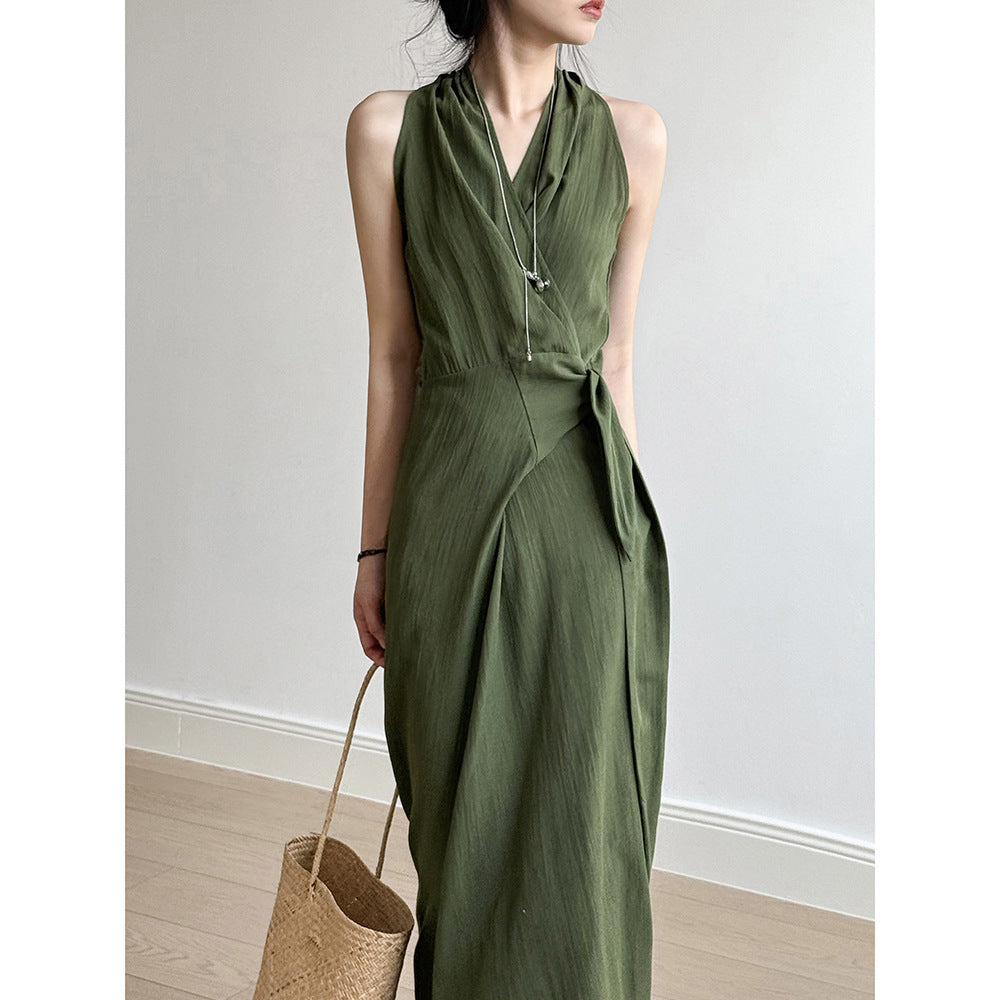 Damklänning – Slim Fit – Halterneck – V-ringning – Midjeband – Hellång och luftig