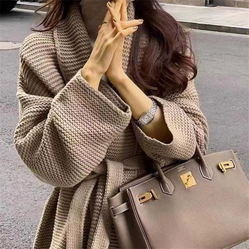 Damkofta – Chunkystickad – Oversizepassform – V-ringning – Midilängd med knytband