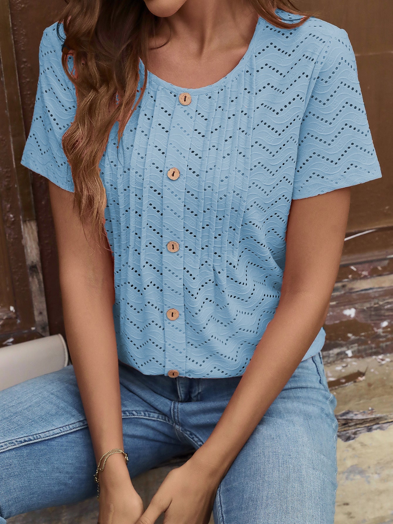 Dam T-shirt – Avslappnad Passform – Broderie Anglaise – Veckad Front – Knäppning