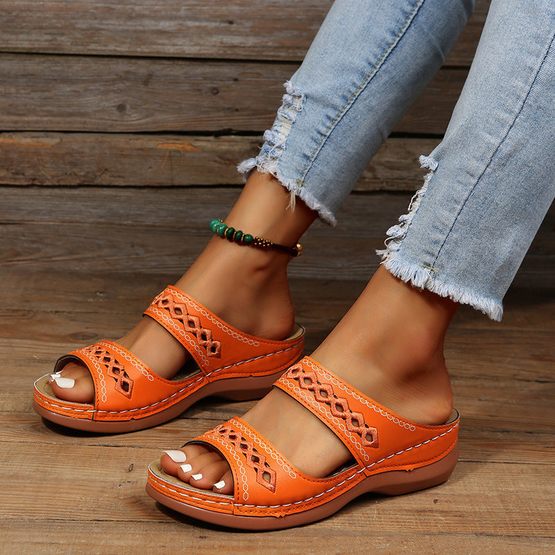 Dam Sandaler med Kilklack – Slip-In Modell – Retro Utskurna Remmar – Bekväm Passform