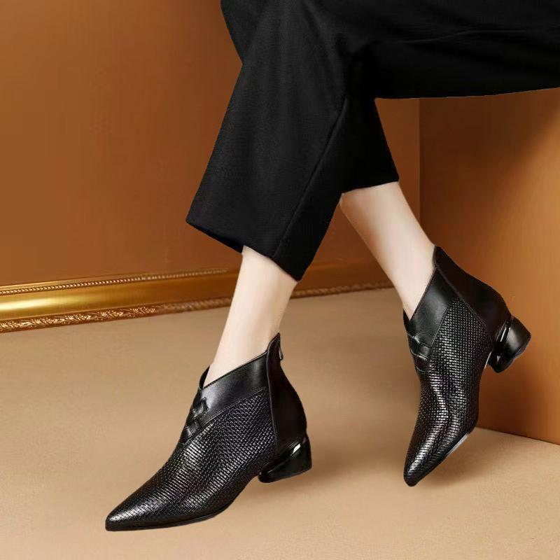 Dam Ankelboots – Läder – Låg Blockklack – Spetsig Tå – Strukturerad Design
