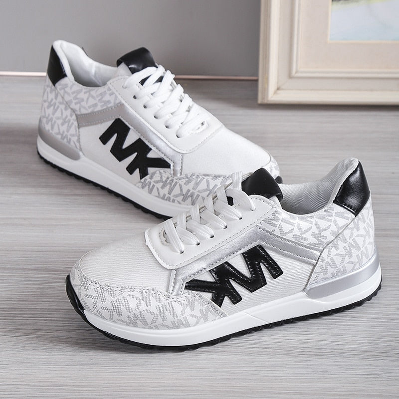 Dam Sneakers – Lågskaftad Passform – Andningsbart Material – Sportig Stil