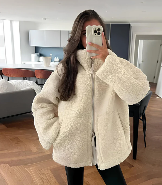 Dam Teddyjacka – Oversized Passform – Hög Krage – Dragkedja – Mjuk Fleece