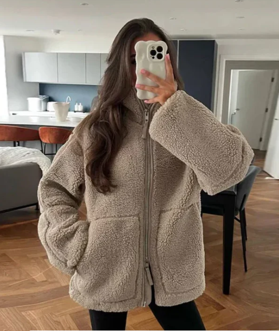 Dam Teddyjacka – Oversized Passform – Hög Krage – Dragkedja – Mjuk Fleece