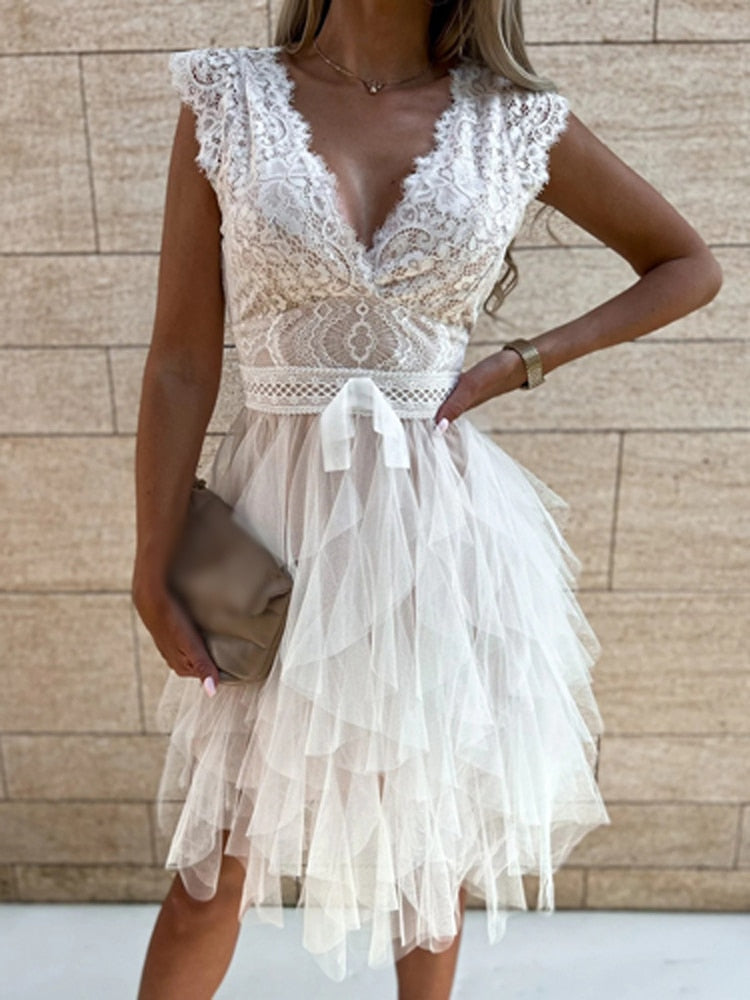 Klänning för dam - V-ringning - Spetsdetaljer - Ärmlös - Tyllkjol - Elegant festlook