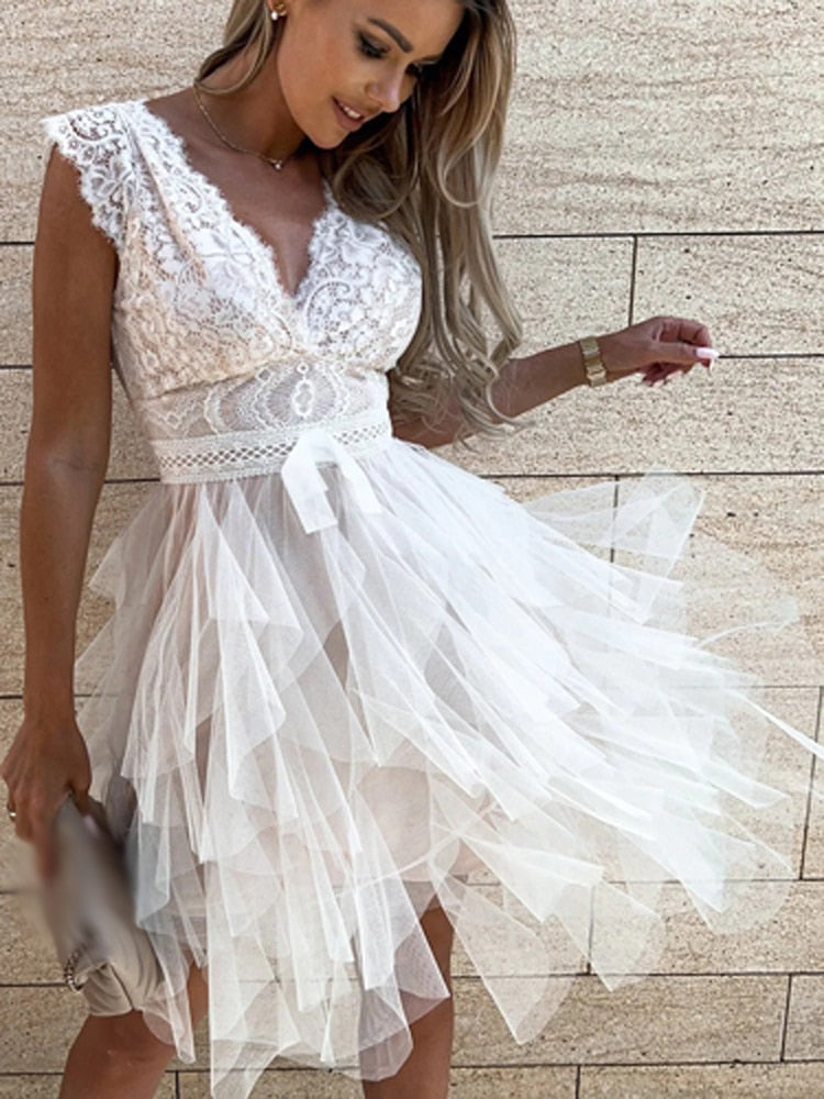 Klänning för dam - V-ringning - Spetsdetaljer - Ärmlös - Tyllkjol - Elegant festlook