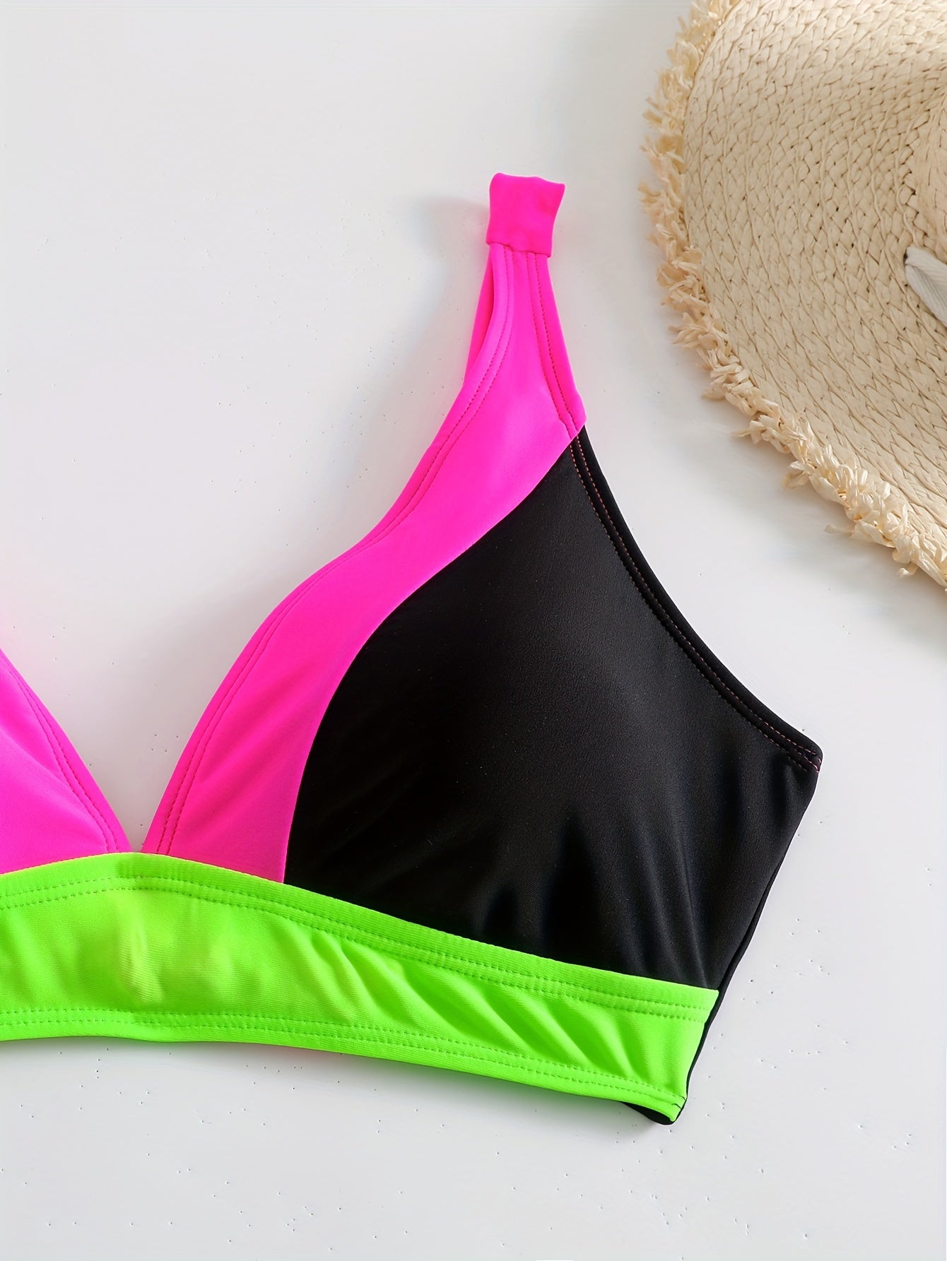 Dam Bikini – V-ringad Topp – Hög Midja – Figurnära Passform – Rynkade Axelband