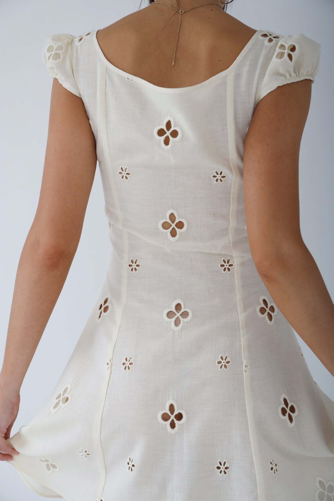 Klänning dam – Mellanlång – Figurnära passform – Broderade blommor – V-ringning