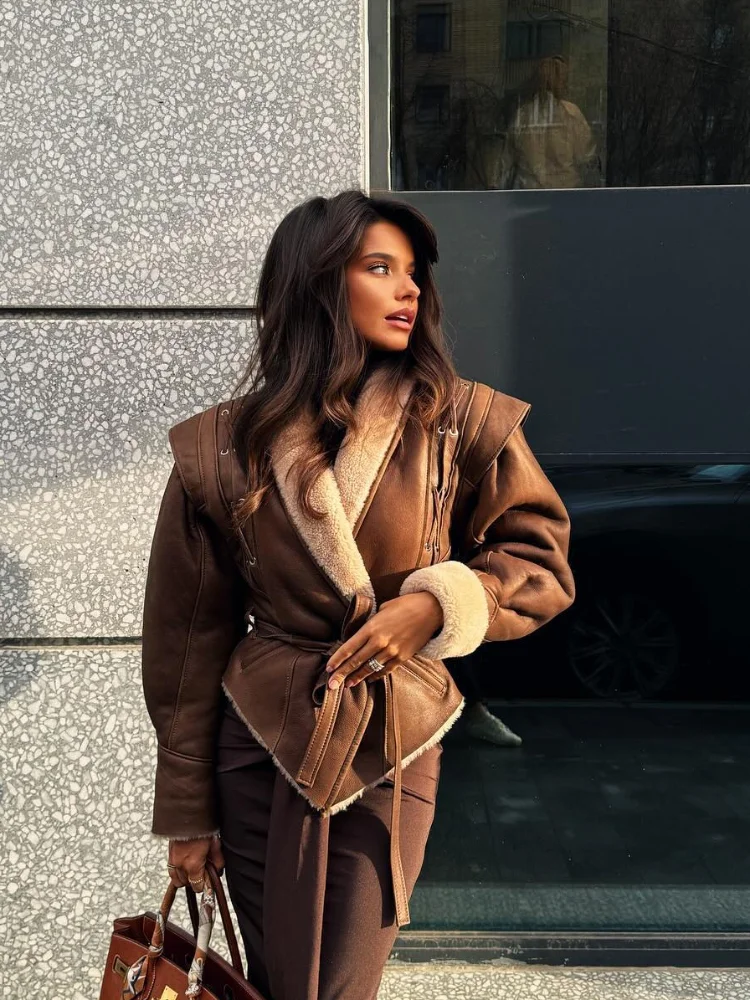 Damjacka – Skräddarsydd Passform – Bälte i Midjan – Mjuk Fuskpälsdetalj