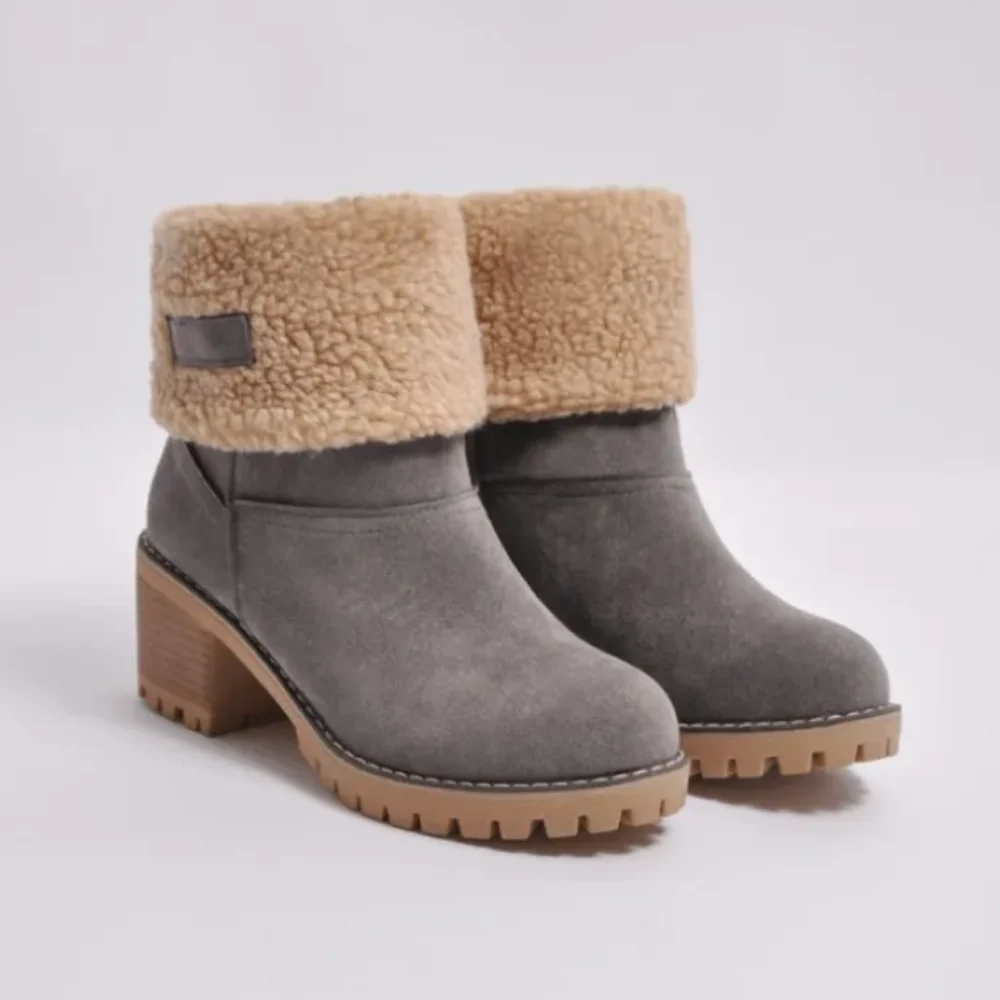 Dam Ankelboots – Suedetextur – Fårskinnsfoder – Vikbar Kant – Stabil Klack – Mönstrad Sula