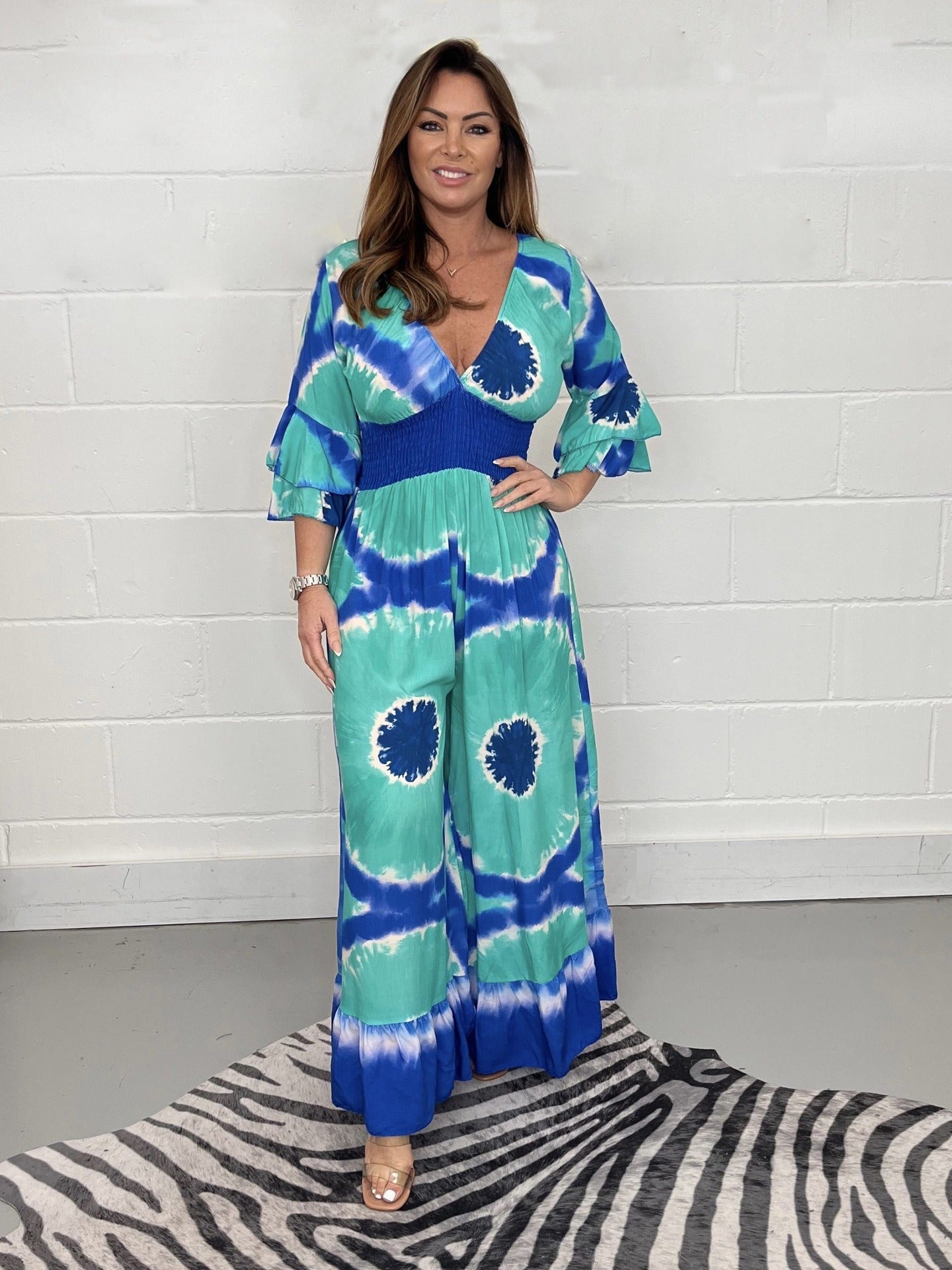 Dam Jumpsuit – Avslappnad Passform – V-Ringning – Utsvängda Ben – Markerad Midja