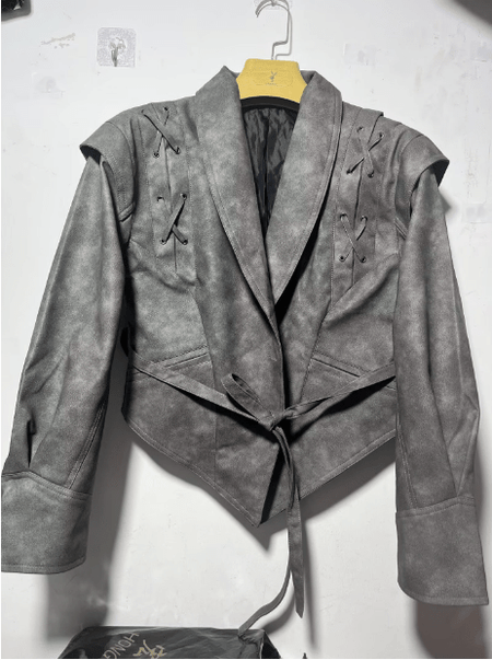 Damjacka i Läder – Skräddarsydd Passform – Sjalkrage – Midjeband – Snörade Axlar