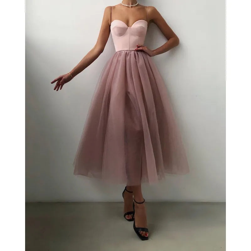 Elegant tyllklänning för kvinnor - Korsetttopp - Spaghettiband - A-linjeformad midiklänning