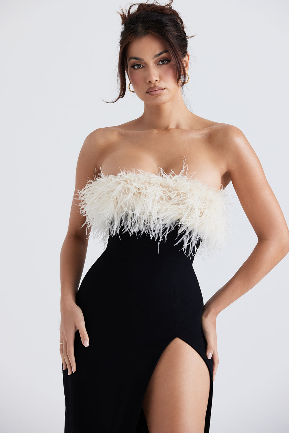 Damklänning för fest – Axelbandslös – Satinkänsla – Fjäderdetalj – Hög slits