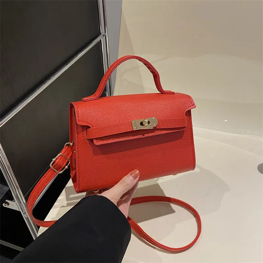 Elegant Handväska med Metalliska Detaljer och Mångsidig Design för Kvinnor