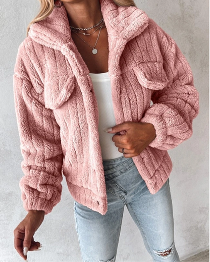 Dam Teddyjacka – Oversized Passform – Fluffig Textur – Knäppning – Bröstfickor