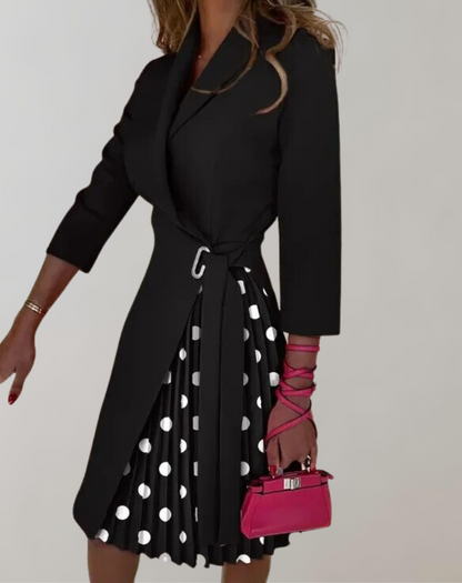 Damklänning midi – Skräddad passform – Plisserad kjol – Notchad hals – Midjebälte