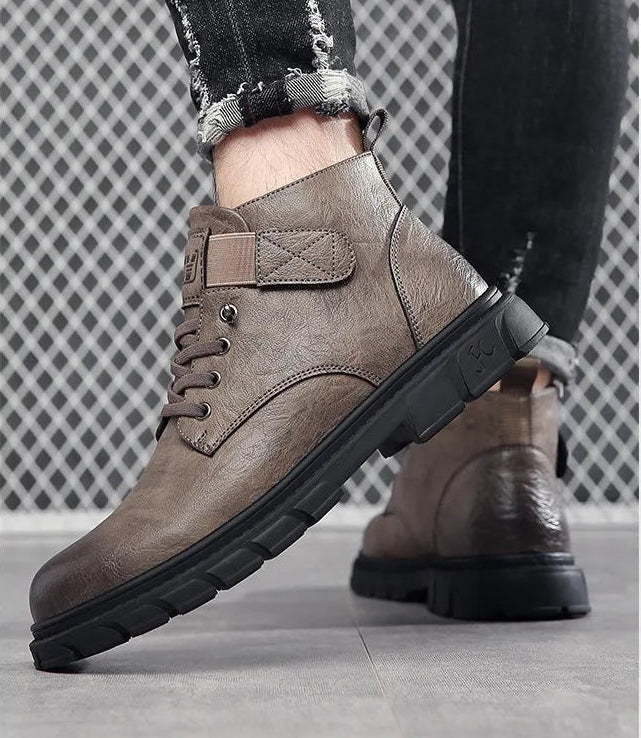 Anton Rugged snörningsstövlar med rund tå och grov sula