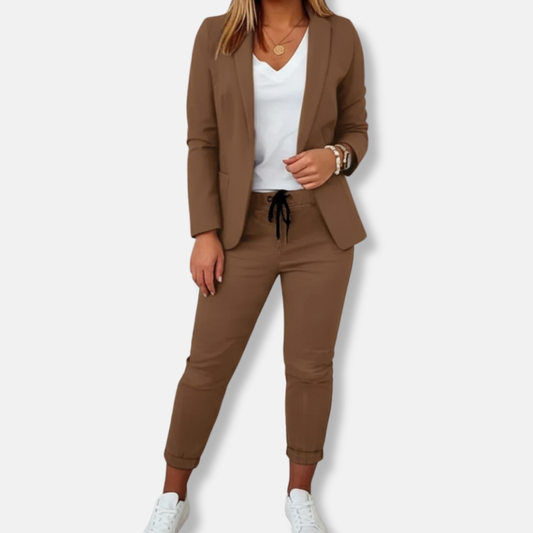 Giulia Blazer och Avsmalnande Joggerbyxor Tvådelat Set | Enfärgad Tvådelad Kostym med Öppen Framsida