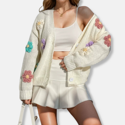 Damkofta – Oversized Passform – Stickad med Blommiga Detaljer – Knäppning Fram