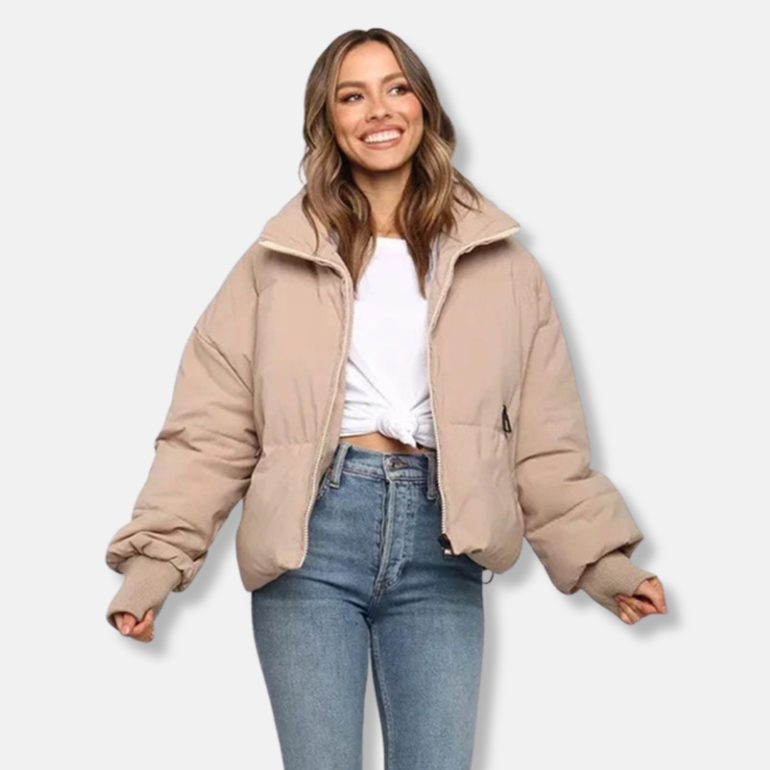 Damjacka Puffer – Oversized Passform – Ståkrage – Ribbad Mudd – Kort Modell