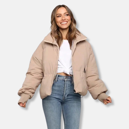 Damjacka Puffer – Oversized Passform – Ståkrage – Ribbad Mudd – Kort Modell