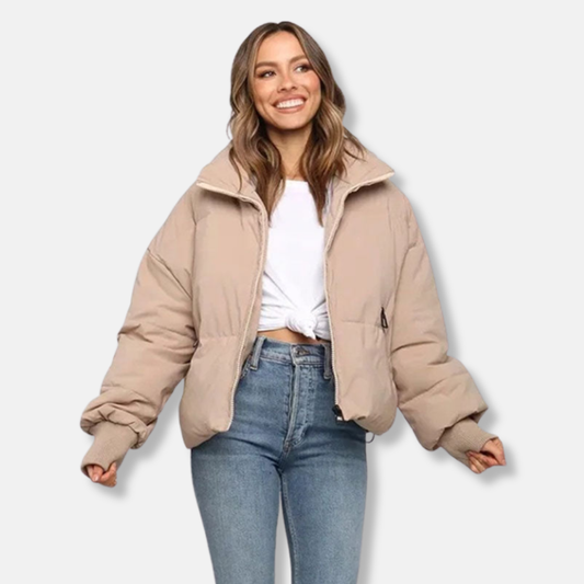 Damjacka Puffer – Oversized Passform – Ståkrage – Ribbad Mudd – Kort Modell