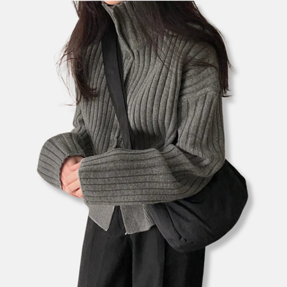 Damkofta – Stickad Ullmix – Avslappnad Passform – Hög Krage – Kort Modell – Hellång Ärm