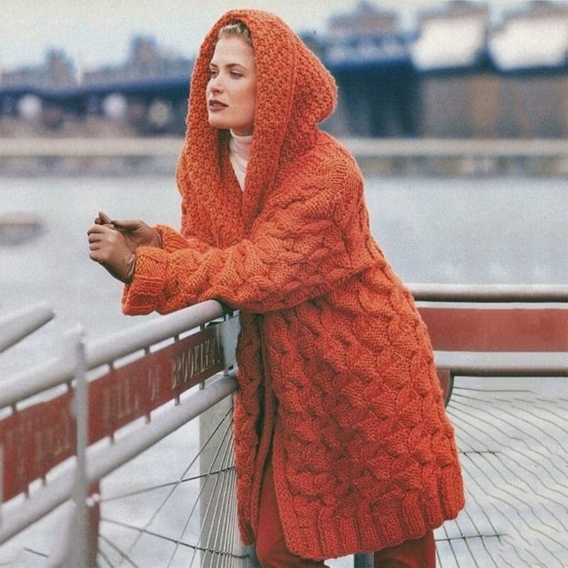 Damkofta lång – Oversize passform – Mjuk stickning – Kabelstickad – Huva öppet fram