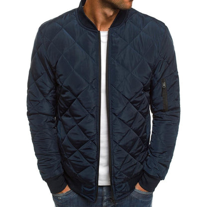Herrjacka quiltad – Regular fit – Diamantmönster – Ribbstickad kant – Ärmficka med dragkedja