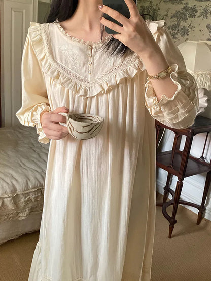 Nattlinne i vintage-stil för kvinnor - Långärmad - Volangdetaljer