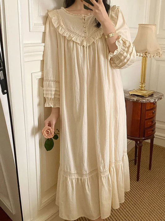 Nattlinne i vintage-stil för kvinnor - Långärmad - Volangdetaljer