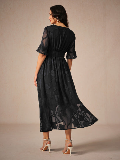 Damklänning maxi – spetsblommig – V-ringning – holkärm – elegant passform