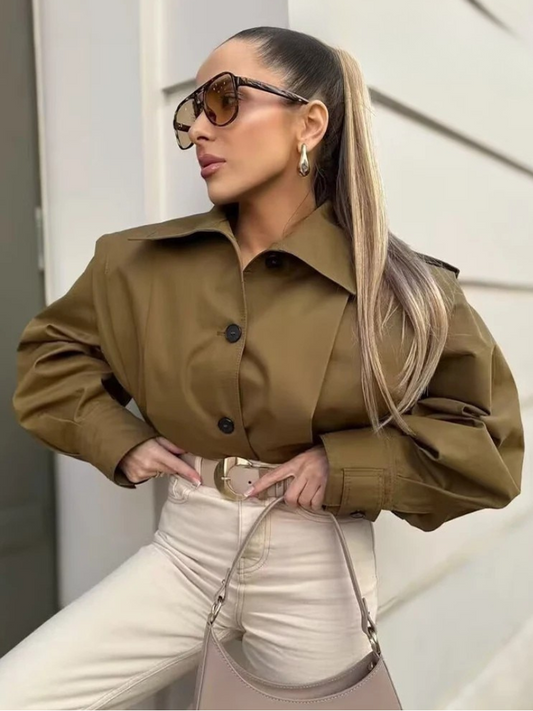 Damjacka – Avslappnad Passform – Strukturerade Axlar – Asymmetrisk Knäppning – Kort Modell