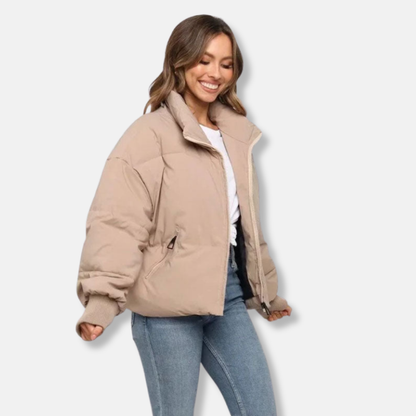 Damjacka Puffer – Oversized Passform – Ståkrage – Ribbad Mudd – Kort Modell