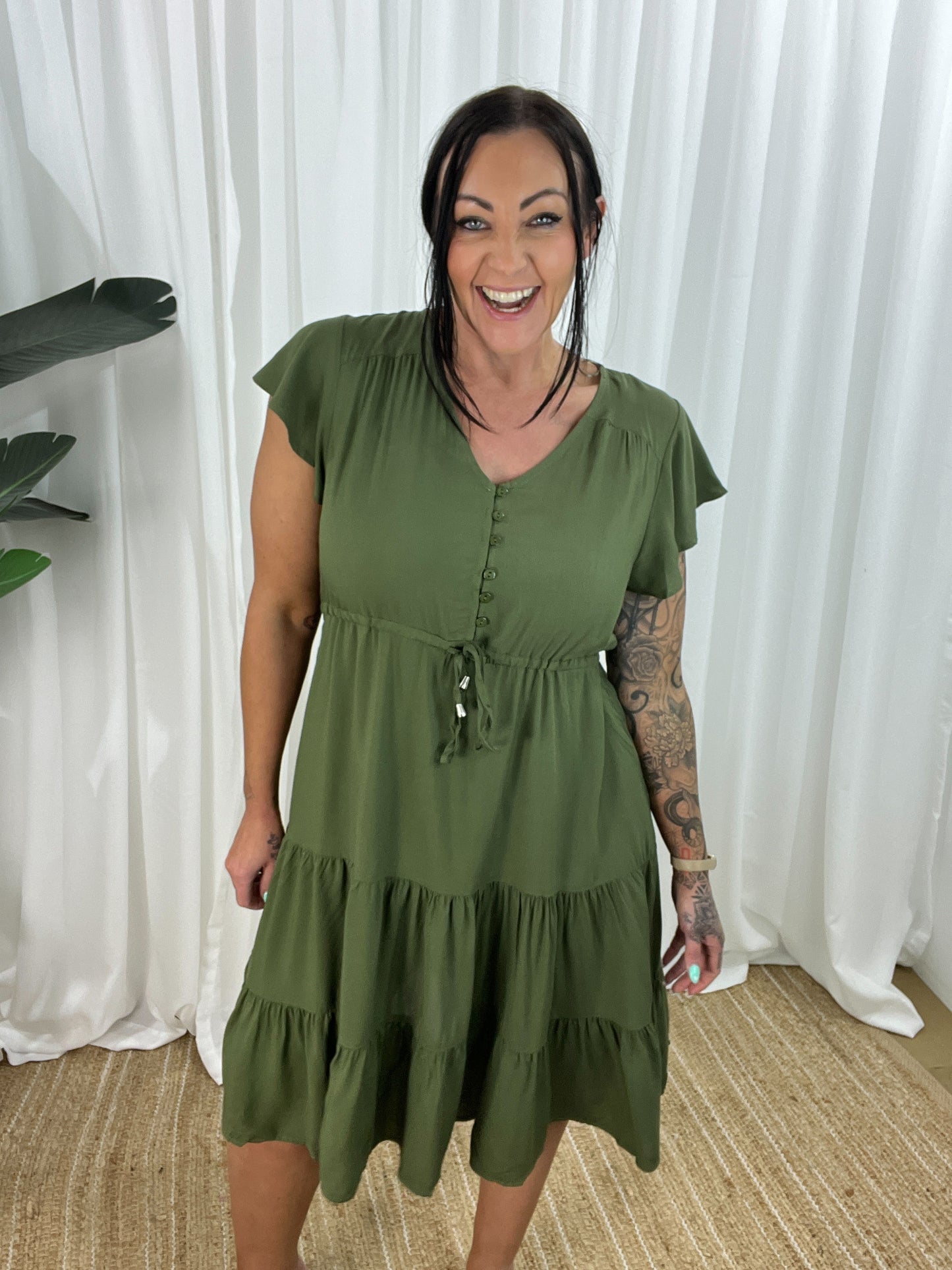 Damklänning - V-ringning - Korta Fjärilsärmar - Knappdetaljer - Justerbar Midja - Volangkjol