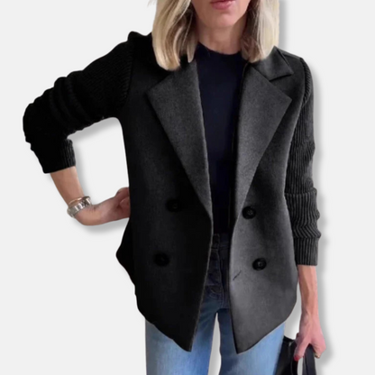 Damkavaj – Figursydd Passform – Dubbla Knappslå – Ribbstickade Ärmar