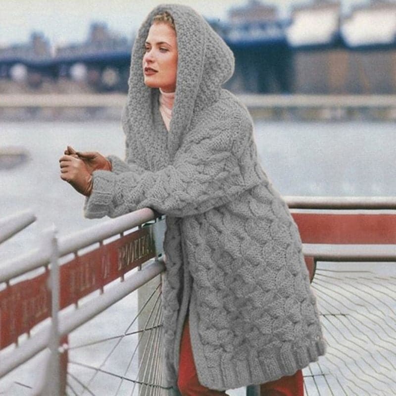 Damkofta lång – Oversize passform – Mjuk stickning – Kabelstickad – Huva öppet fram