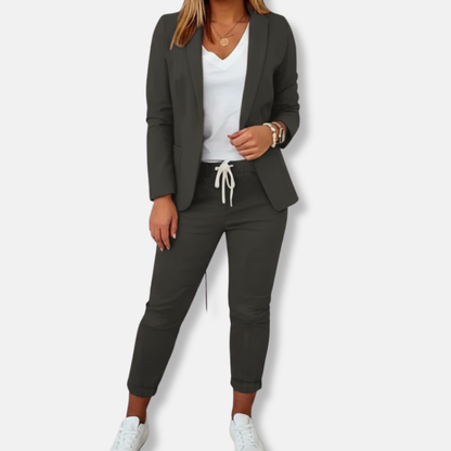 Giulia Blazer och Avsmalnande Joggerbyxor Tvådelat Set | Enfärgad Tvådelad Kostym med Öppen Framsida