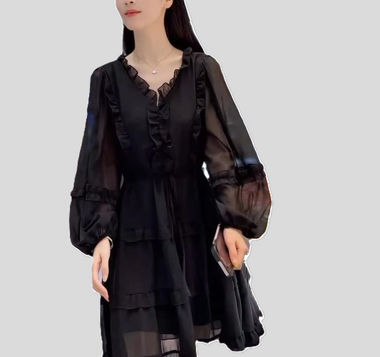 Elegant svart damklänning - V-ringad - Volangkant - Långa ärmar