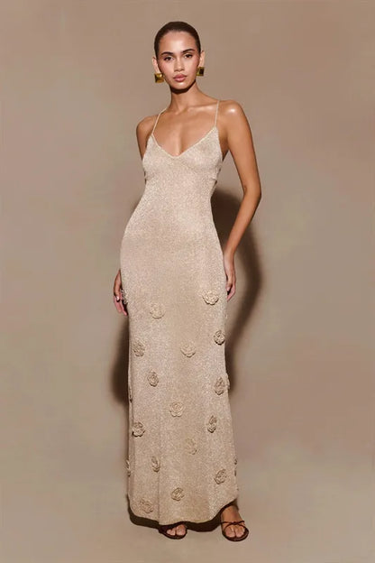 Damklänning – Figurnära Slipmodell – Stickat Tyg – 3D Blommor – Öppen Rygg med Knytband