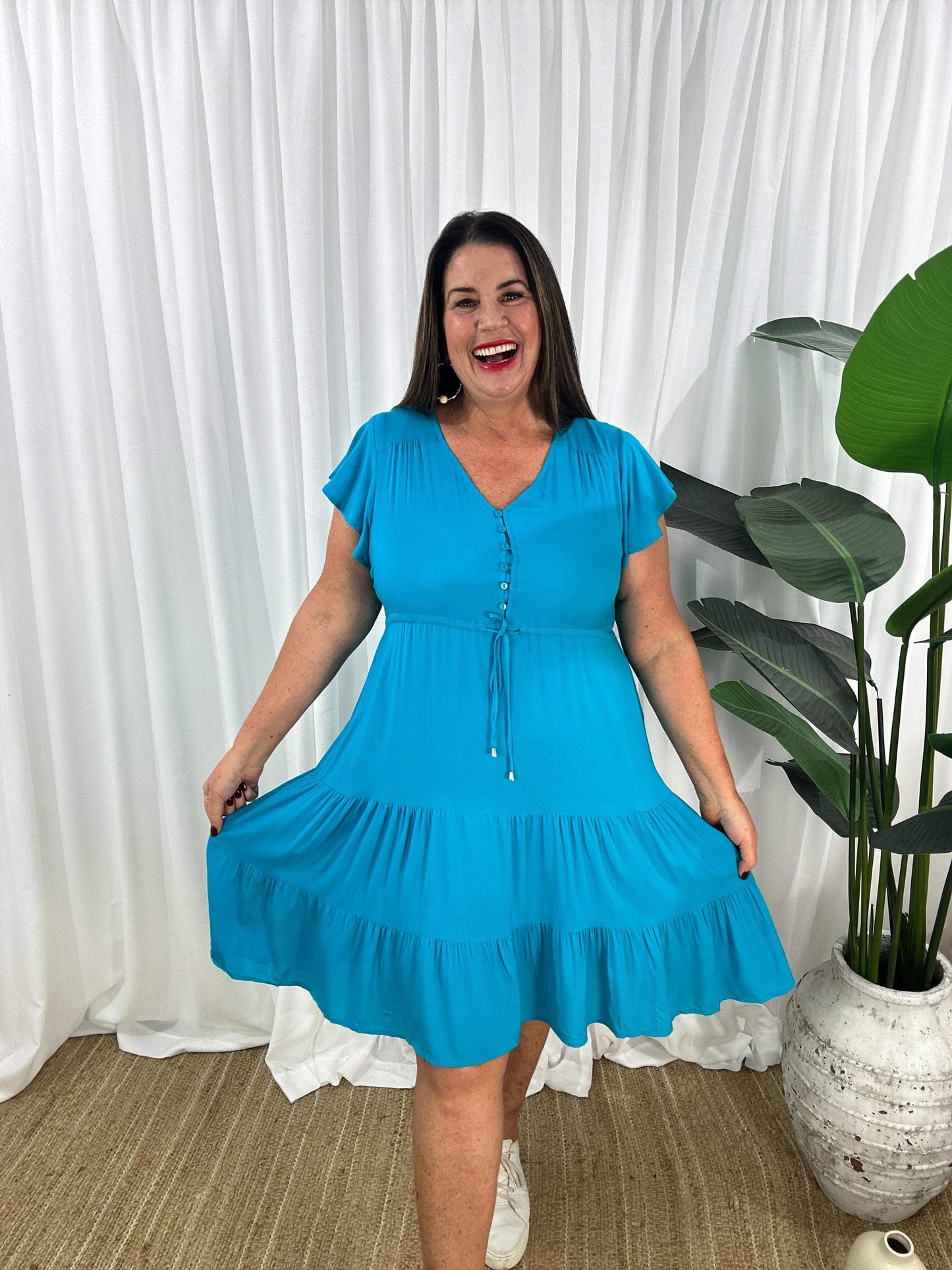 Damklänning - V-ringning - Korta Fjärilsärmar - Knappdetaljer - Justerbar Midja - Volangkjol