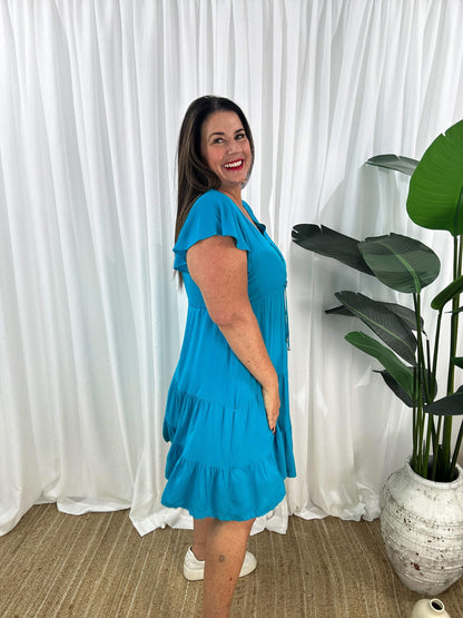 Damklänning - V-ringning - Korta Fjärilsärmar - Knappdetaljer - Justerbar Midja - Volangkjol