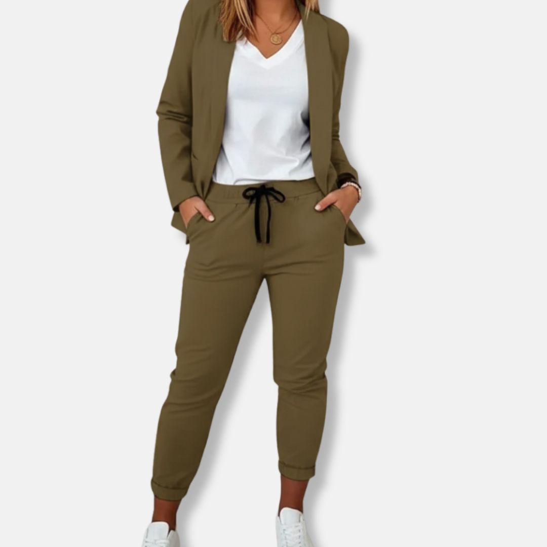 Giulia Blazer och Avsmalnande Joggerbyxor Tvådelat Set | Enfärgad Tvådelad Kostym med Öppen Framsida