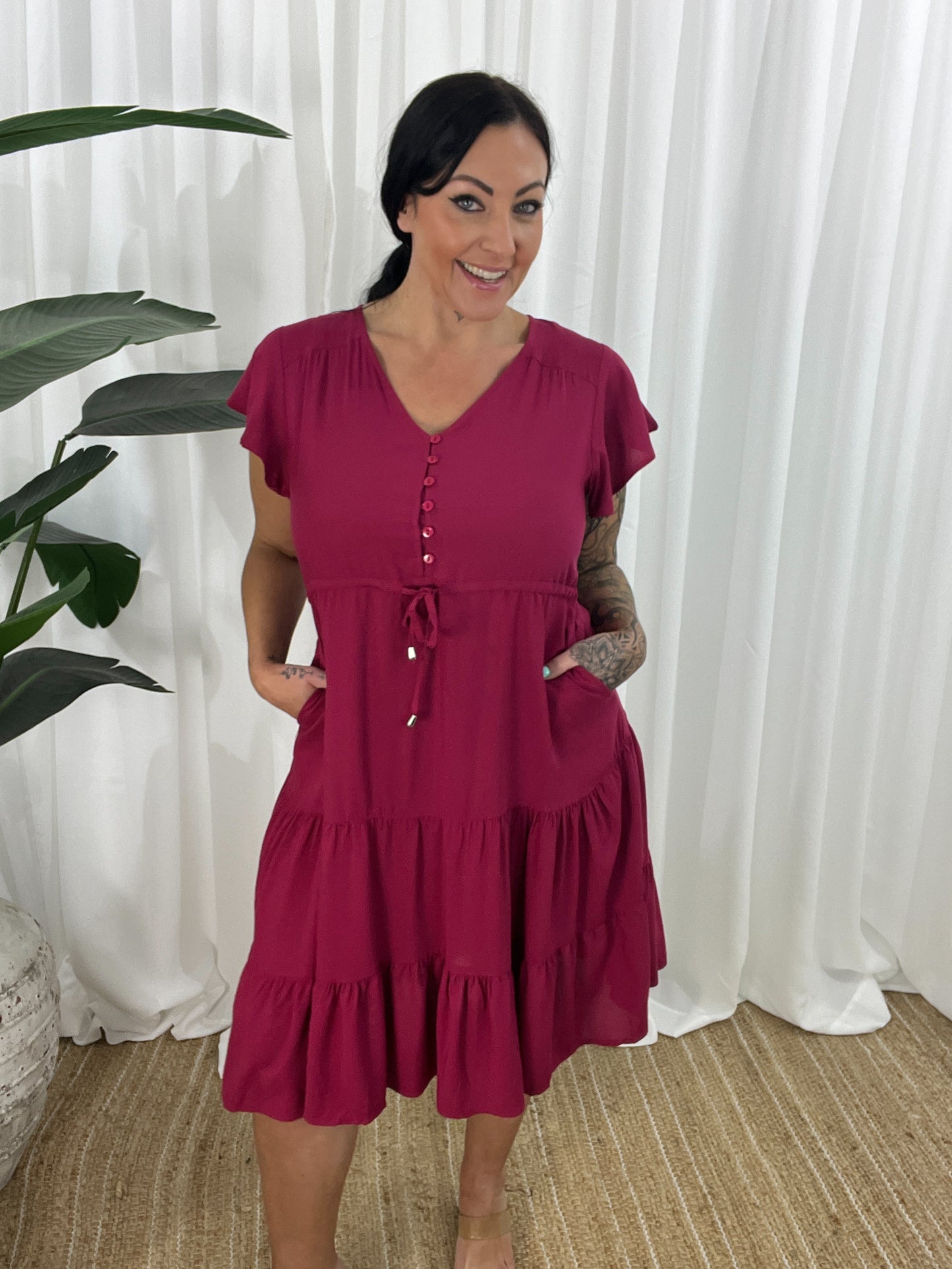 Damklänning - V-ringning - Korta Fjärilsärmar - Knappdetaljer - Justerbar Midja - Volangkjol